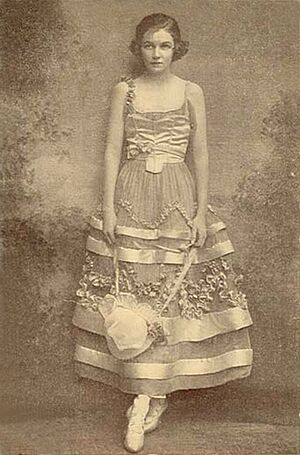 IreneCastle-hoop-1914