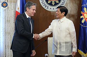 Tony Blinken and Bongbong Marcos shaking hands 2 (2022-08-06)
