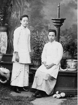 Lee Sun CHAU (seated) with medical college classmate Yuen Hing WONG (standing)