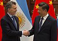 Macri and Chinese President Xi Jinping, smiling and shaking hands