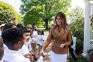 Melania Trump meets with students in the Kennedy Garden 01