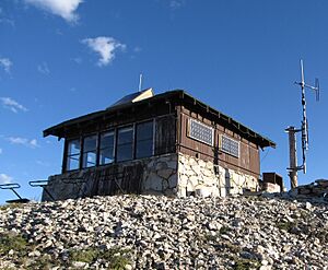 Mount Holmes Fire Lookout from 2012 (48310418016) (cropped)