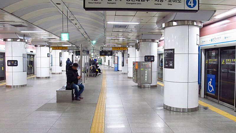 Seoul-metro-425-Hoehyeon-station-platform-20181124-080256