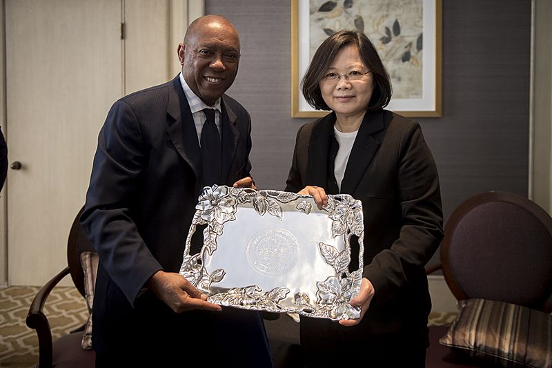 01.08 總統過境美國休士頓時，會晤休士頓市長唐納（Sylvester Turner），並與唐納合影 (32080635191)