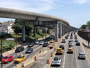 2024-06-19 12 05 10 View south along Interstate 678 (Van Wyck Expressway) from the overpass for Atlantic Avenue in Queens, New York City, New York