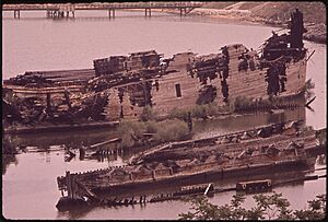 ABANDONED BOATS IN CURTIS CREEK - NARA - 546787