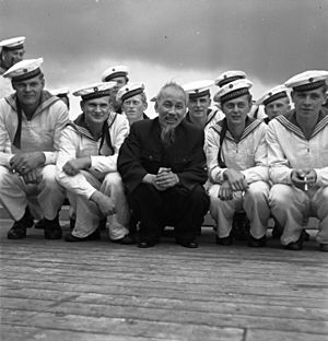 Bundesarchiv Bild 183-48579-0009, Stralsund, Ho Chi Minh mit Matrosen der NVA