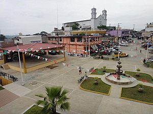 Centro de San Felipe Jalapa de Díaz. Al fondo Iglesia de los santos apóstoles Felipe y Santiago.