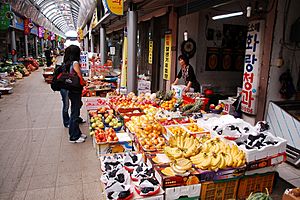 Korea-Gyeongju-Seongdong Market-Fruit shop-01