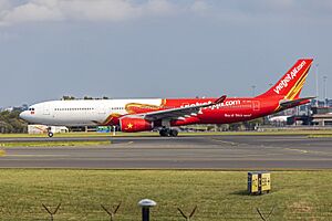 VietJetAir (VN-A815) Airbus A330-343 departing Sydney Airport (3)