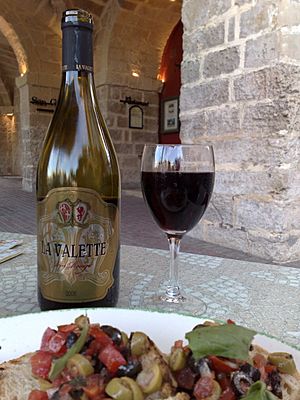 Vin rouge La Valette de la cave Marsovin et bruschetta maltese