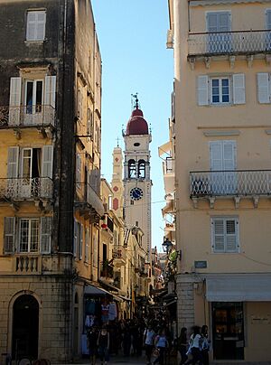 Carrer i campanar de l'església de sant Espiridó, Corfú