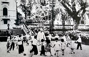 Ho-chi-Minh with children (7)