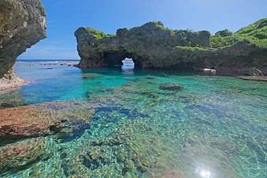 Limu Pools towards rock arch