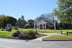 Mathoura Soldiers Memorial Gardens 001
