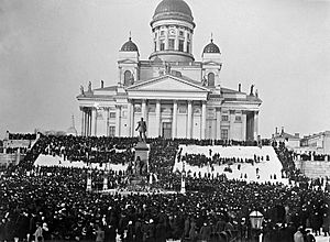 Mielenosoitus Helmikuun manifestia vastaan Senaatintorilla 13.3.1899