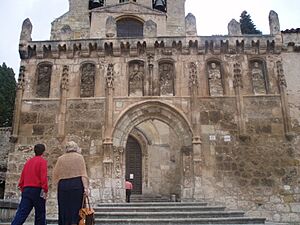 Pórtico adornado con estatuas de reyes de Castilla, ante el Monasterio de Oña