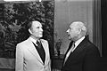 Premier Den Uyl (r) ontvangt Franse socialistenleider François Mitterrand op Cat, Bestanddeelnr 928-8063