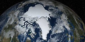 Une partie de l'hémisphère nord de la Terre avec la banquise, nuage, étoile et localisation de la station météo en Alert