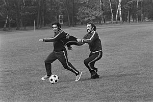 WK 74 training Uruguay in Duitsburg, Pavoni (rechts) houdt Cubilla vast tijdens, Bestanddeelnr 927-2465