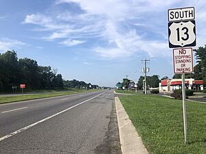 2022-07-17 08 31 19 View south along U.S. Route 13 (DuPont Highway) at Delaware State Route 10 (Lebanon Road) in Camden, Kent County, Delaware