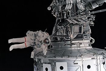 Astronaut Jeffrey Williams spacewalking (STS-101).jpg