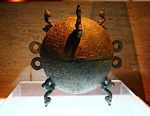Bronze dui vessel with inlaid geometric cloud pattern