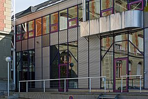 Burgdorf Kant Technikum spiegelt im Neubau
