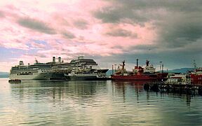 Cruceros en el muelle, Ushuaia, Tierra del Fuego, Argentina