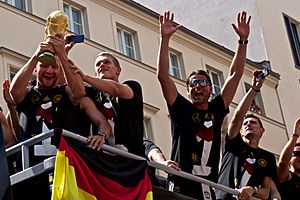 Die Mannschaft auf dem Weg zur Fanmeile, Berlin (15.07.2014) (14474424817)