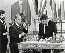 Felipe González firma el Tratado de Adhesión de España a la Comunidad Económica Europea en el Palacio Real de Madrid. Pool Moncloa. 12 de junio de 1985