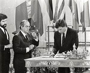 Felipe González firma el Tratado de Adhesión de España a la Comunidad Económica Europea en el Palacio Real de Madrid. Pool Moncloa. 12 de junio de 1985