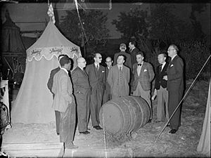 Foreign Correspondents Visit British Film Studios, Denham, Buckinghamshire, England, UK, 1943 D16277