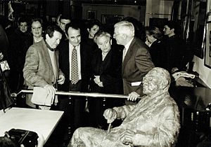 Inauguración escultura Torrente Ballester Víctor García de la Concha Café Novelty