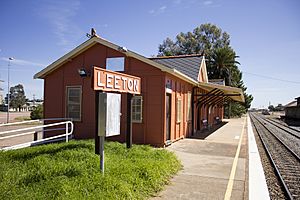 Leeton Railway Station and platform (3)
