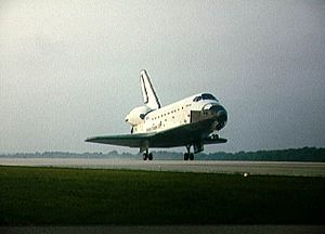 STS045 Landing1