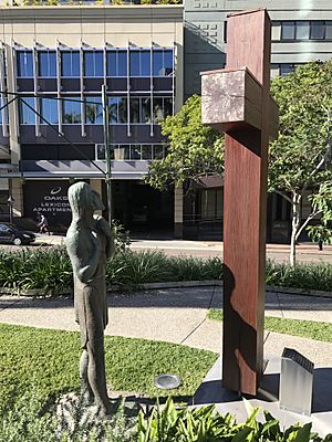 ”Christ Accepting His Cross” sculpture by Andor Mészáros, Brisbane 02