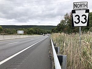 2022-09-27 12 38 20 View north along Pennsylvania State Route 33 just north of the exit for Pennsylvania State Route 512 in Wind Gap, Northampton County, Pennsylvania
