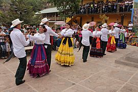 Ballet Folklórico de Honduras Oro Lenca bailando en El Níspero