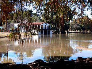 Fairmount park 4 boathouse across lake