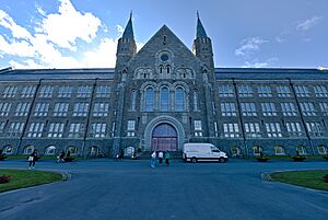 Hovedbygningen Gløshaugen Trondheim 2022-08-18 03