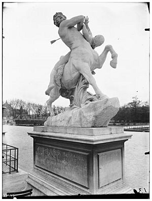 Jardin des Tuileries - Statue du centaure Nessus enlevant Déjanire - Paris 01 - Médiathèque de l'architecture et du patrimoine - APMH00037433