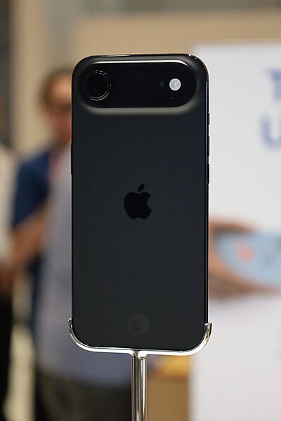 Space Black iPhone Air