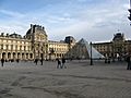 Vista exterior del Museo del Louvre