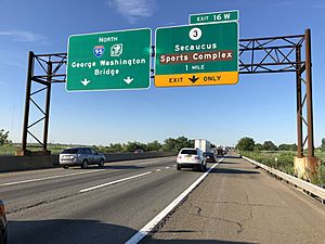 2018-07-20 18 30 59 View north along Interstate 95W (New Jersey Turnpike Western Spur) south of Exit 16W in Rutherford, Bergen County, New Jersey