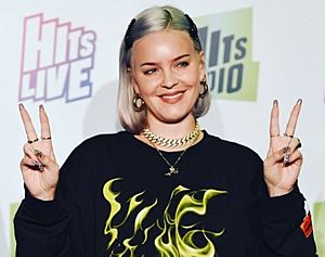 Anne-Marie 2019 Hits Live (cropped)