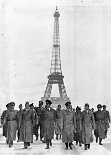 Bundesarchiv Bild 183-H28708, Paris, Eifelturm, Besuch Adolf Hitler
