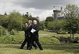 Bush walks with Bertie Ahern and Romano Prodi in Ireland