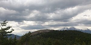 Monte Salviano e il santuario della Madonna di Pietraquaria dalla via dei Marsi