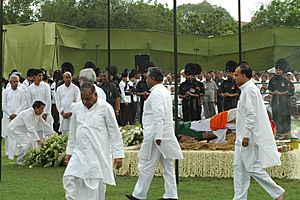 Priyaranjan Dasmunsi laying wreath at the mortal remains of the former Prime Minister, Shri Chandra Shekhar at the funeral pyre, in Delhi on July 09, 2007
